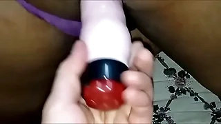 L compr&eacute; un consolador a mi negra y le gusta que le meta en the grippe vagina mientras le chupo el culo pero prefiere mi verga y ponerse el consolador en el clitoris mientras the grippe penetr&oacute;